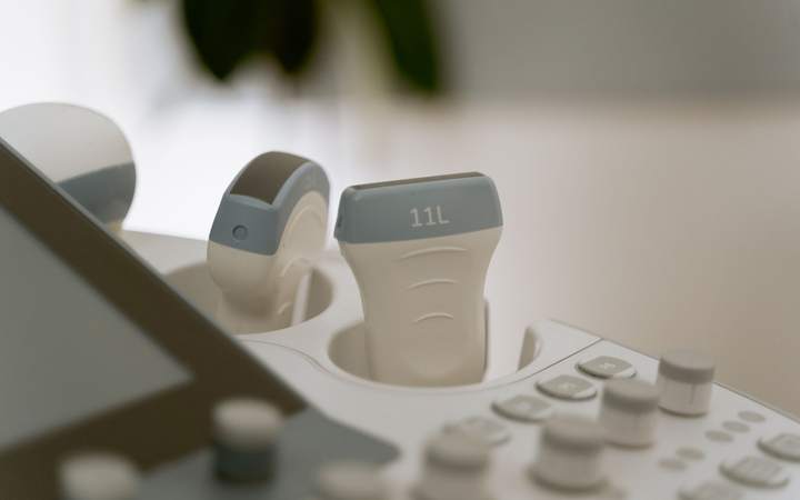 Sondes d’échographie rangées sur leur support au bord de la console de l’appareil