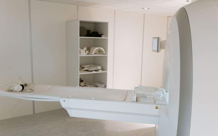 Table d’examen d’un appareil d’imagerie médicale et rangements