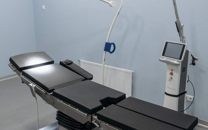 Table d’opération et éclairage dans une petite salle d’intervention