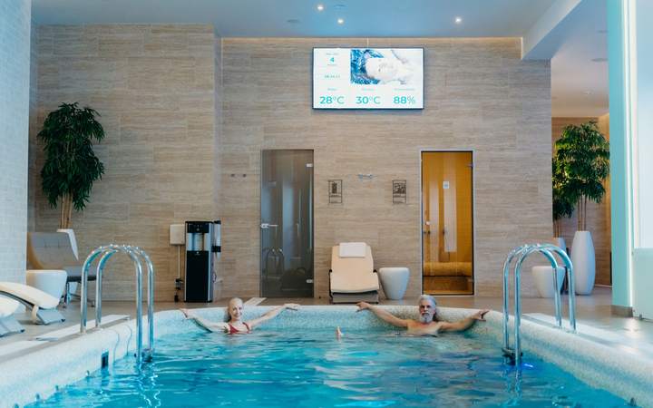 Bassin de soins couvert d’un établissement thermal