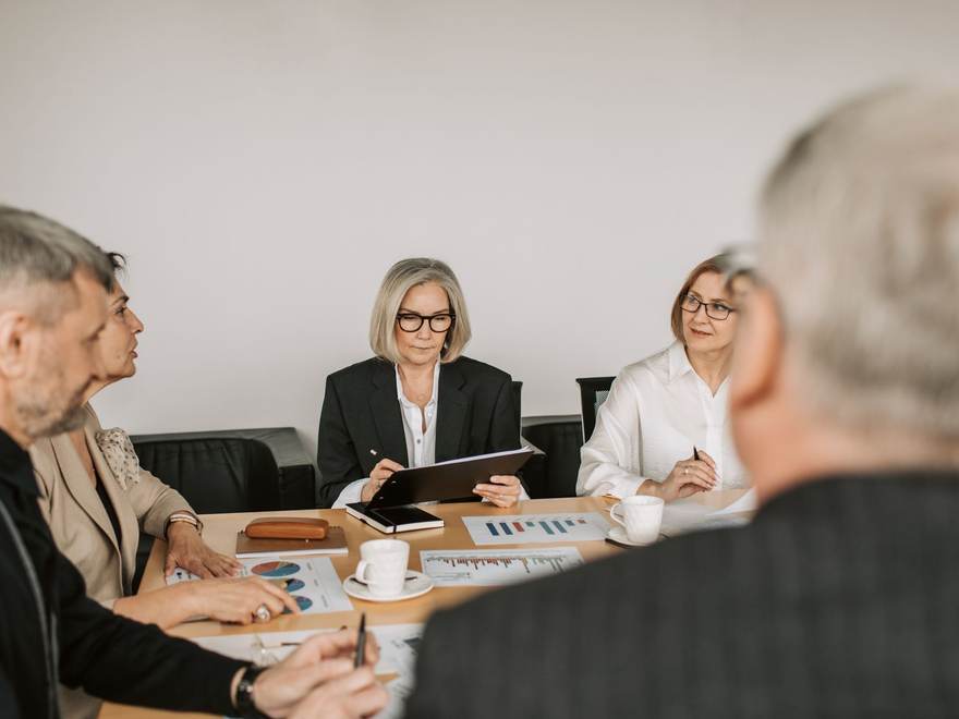 Réunion de travail entre plusieurs collaborateurs autour d’une table de bureau