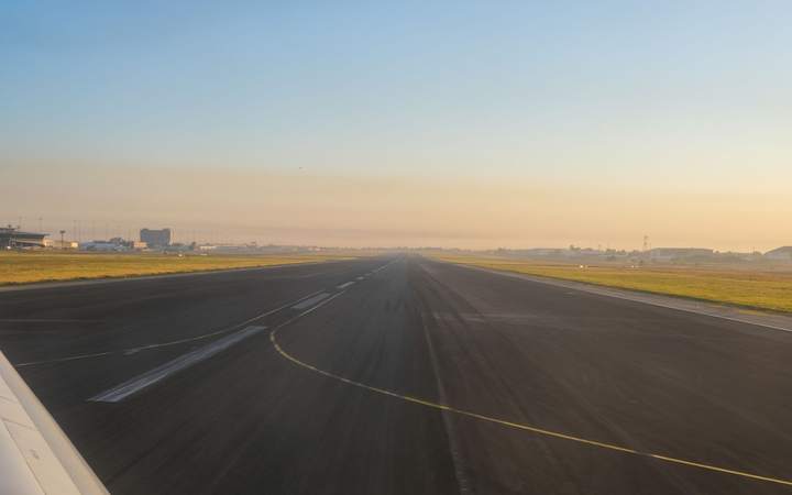 Piste d’aéroport déserte au lever du soleil