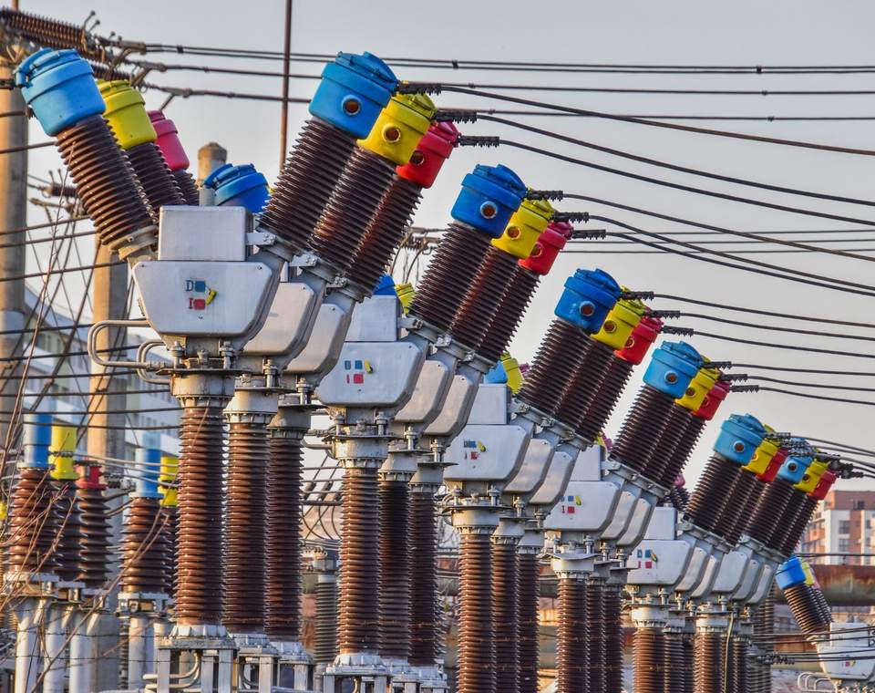 Isolateurs et sectionneurs d’un poste haute tension sous un ciel clair