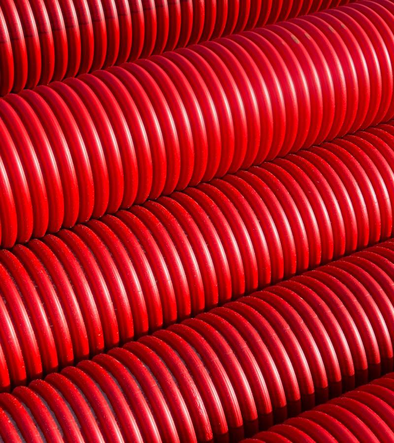 Gaines annelées rouges pour la protection des câbles électriques enterrés