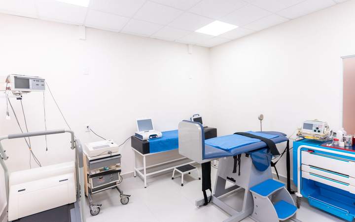 Salle d’explorations cardiologiques équipée d’un tapis roulant, d’un électrocardiographe et de tables d’examen