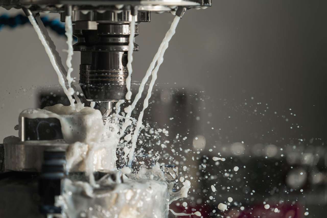 Fraise d’un centre d’usinage à commande numérique travaillant une pièce métallique sous jet de liquide de coupe
