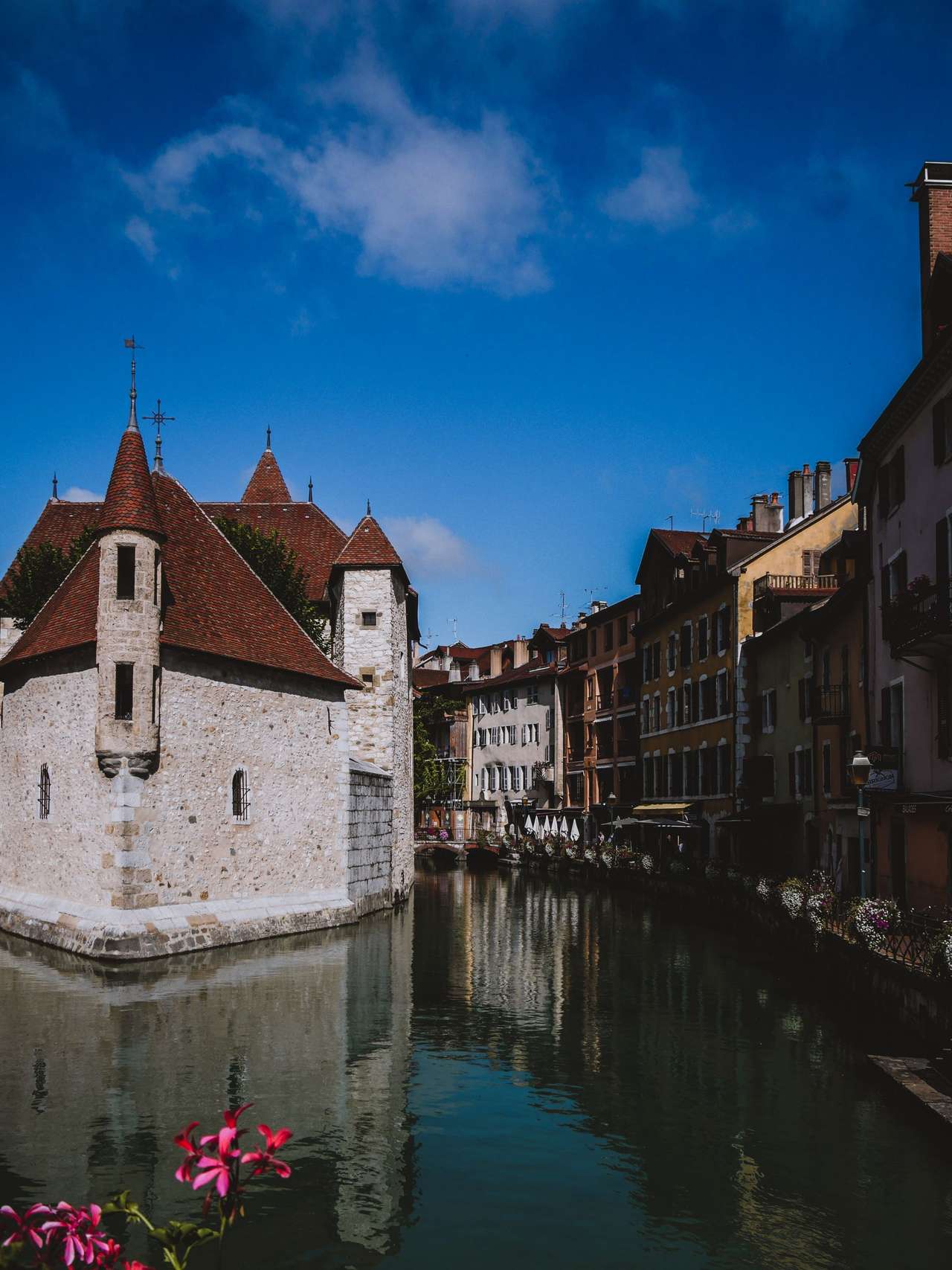 Le palais de l’Isle au milieu du canal, dans la vieille ville d’Annecy