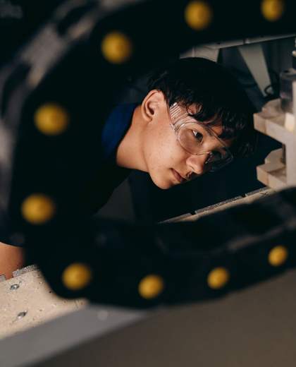 Technicien de maintenance intervenant à l’intérieur d’une machine industrielle