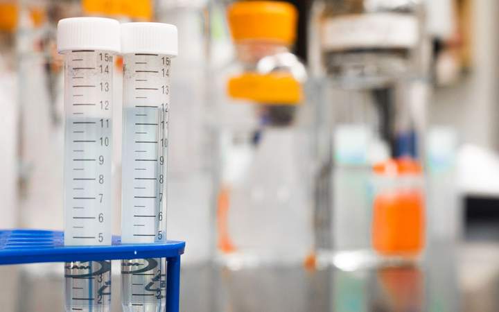 Tubes à essai gradués et flacons sur une paillasse de laboratoire