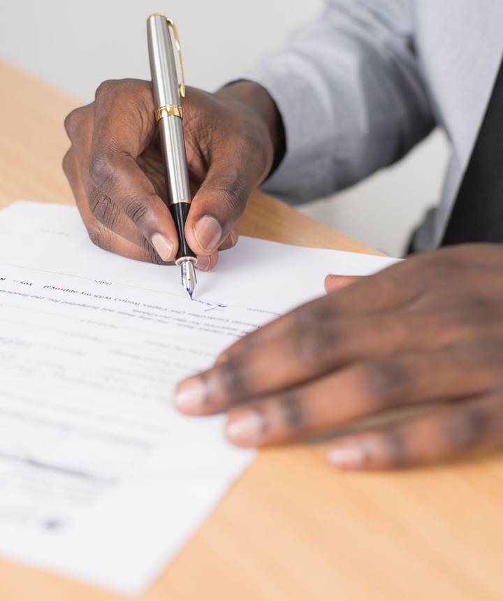 Signature d’une convention de formation sur un bureau