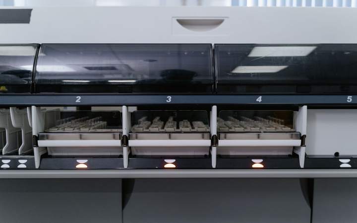 Automate d’analyses de laboratoire avec compartiments numérotés et voyants lumineux