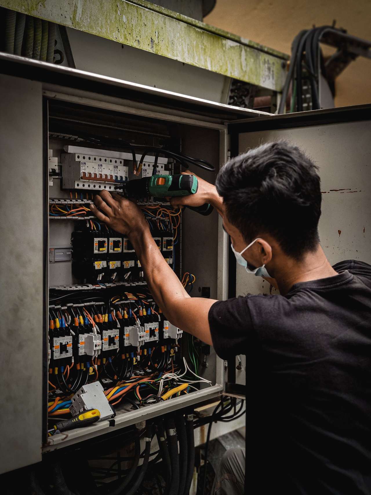 Technicien intervenant sur le câblage d’un tableau électrique